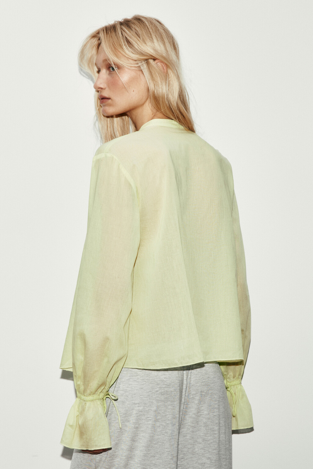 Блузка хлопковая на завязках с воланами - цвет зеленый - 4