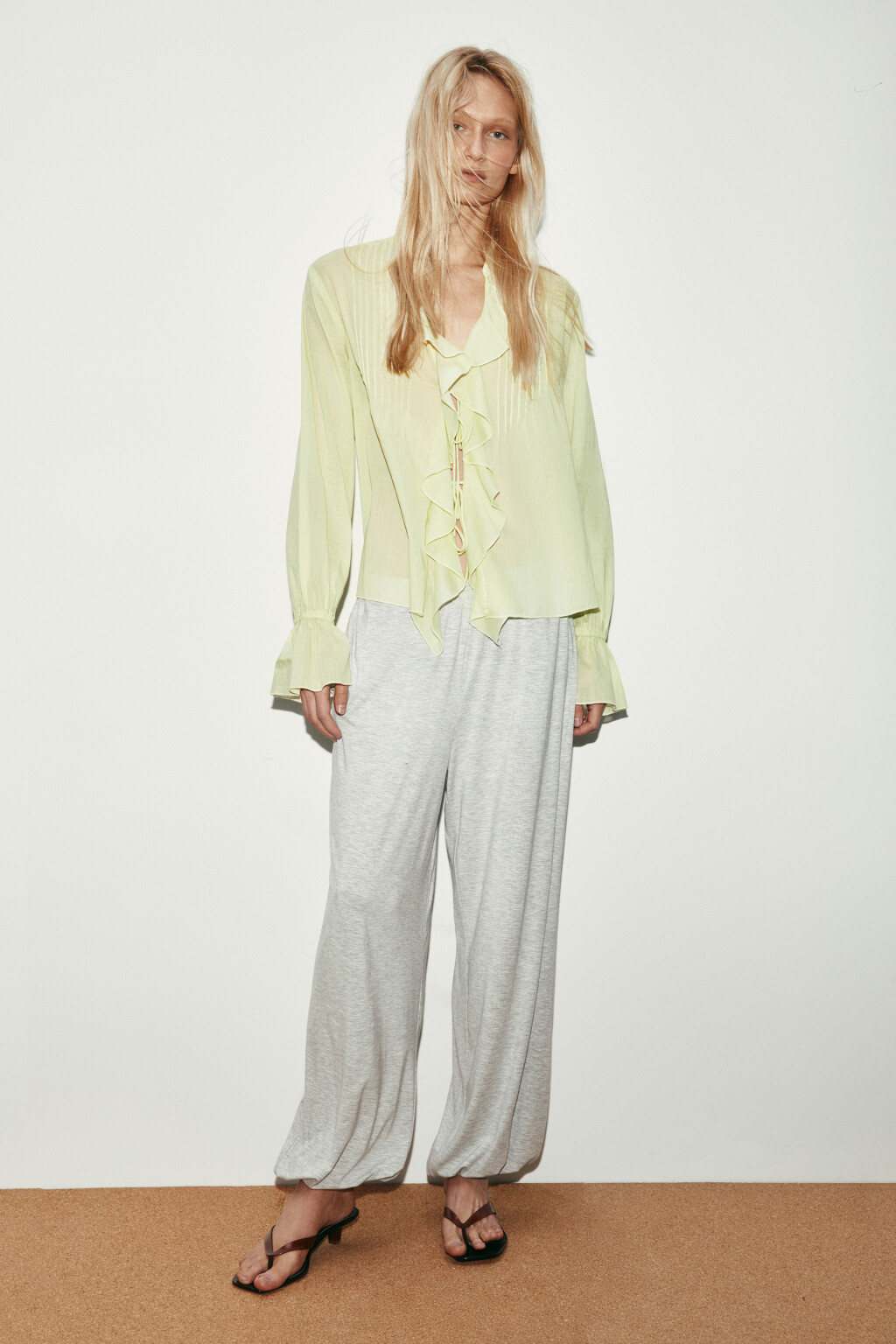 Блузка хлопковая на завязках с воланами - цвет зеленый - 5