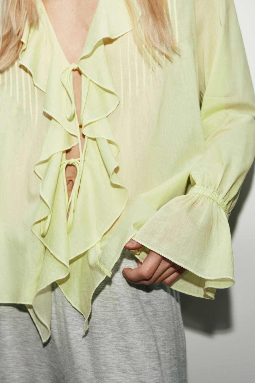 Блузка хлопковая на завязках с воланами - цвет зеленый - 6