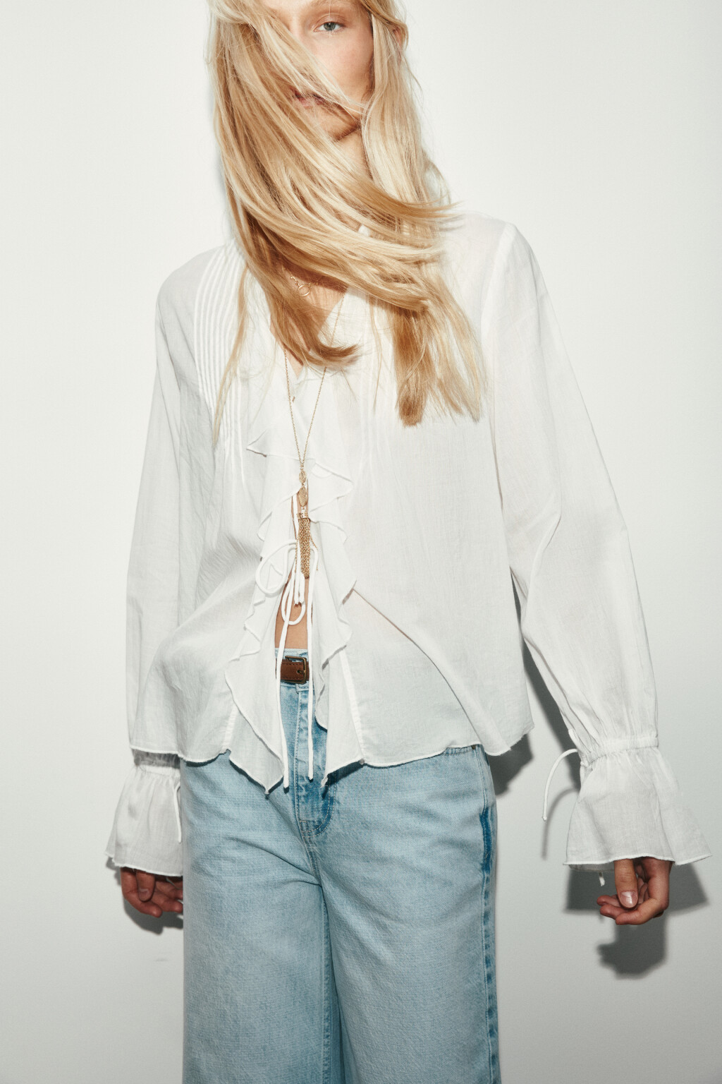 Блузка хлопковая на завязках с воланами - цвет белый - 1