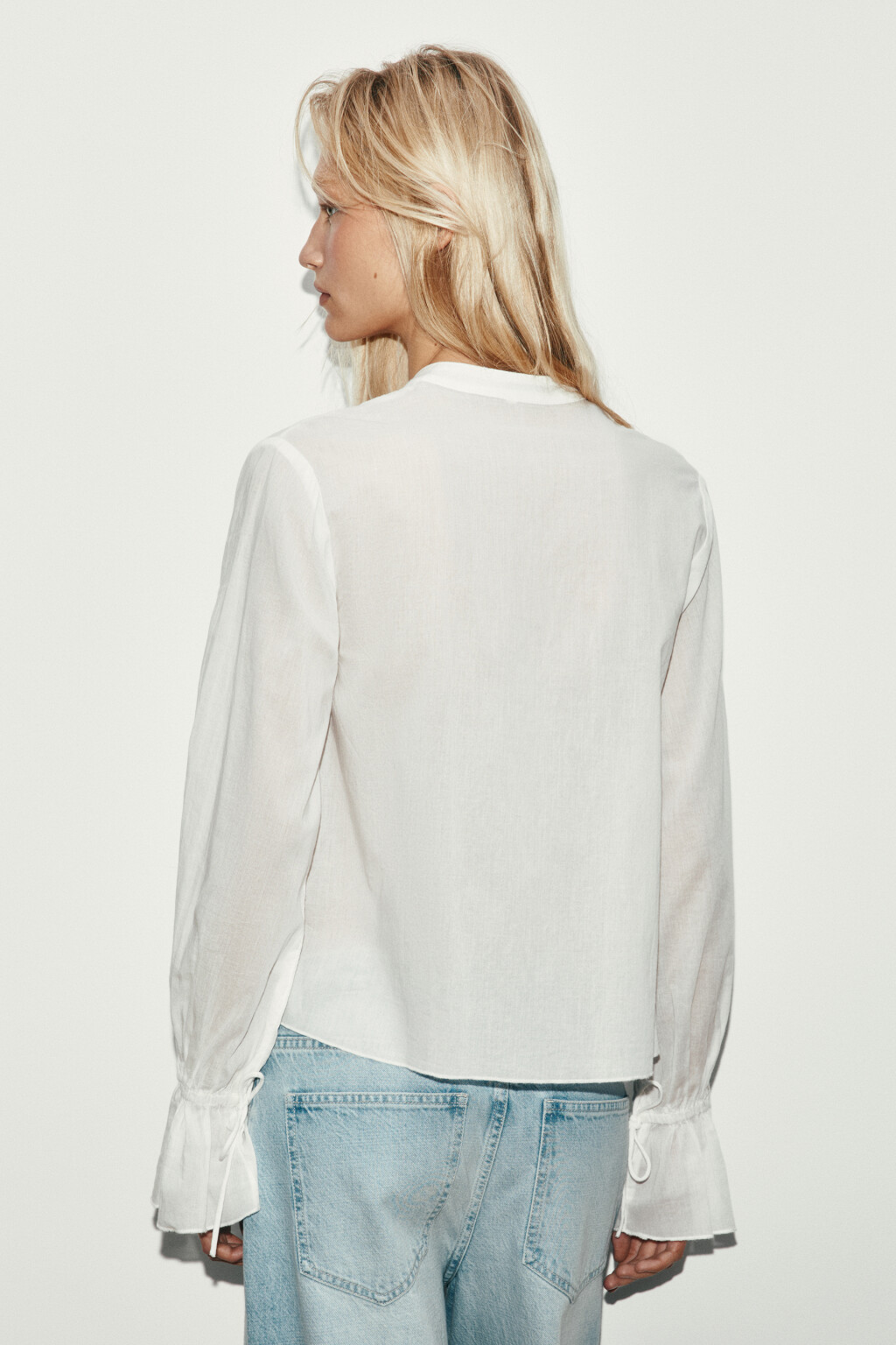 Блузка хлопковая на завязках с воланами - цвет белый - 5