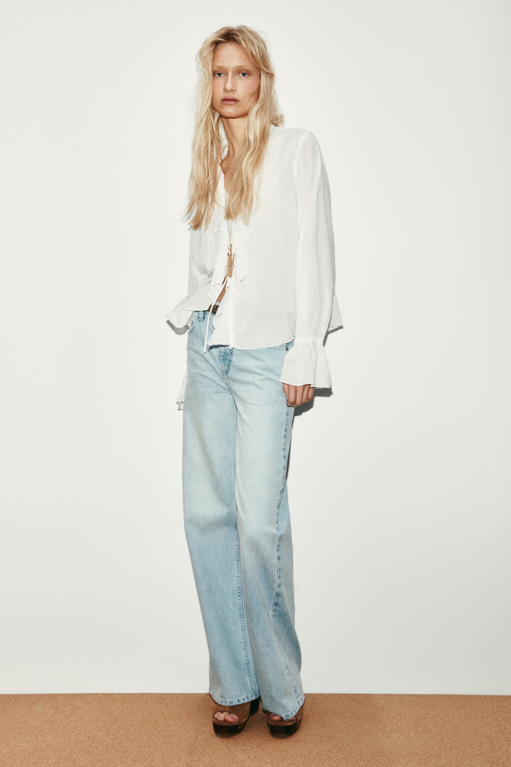 Блузка хлопковая на завязках с воланами - цвет белый - 6