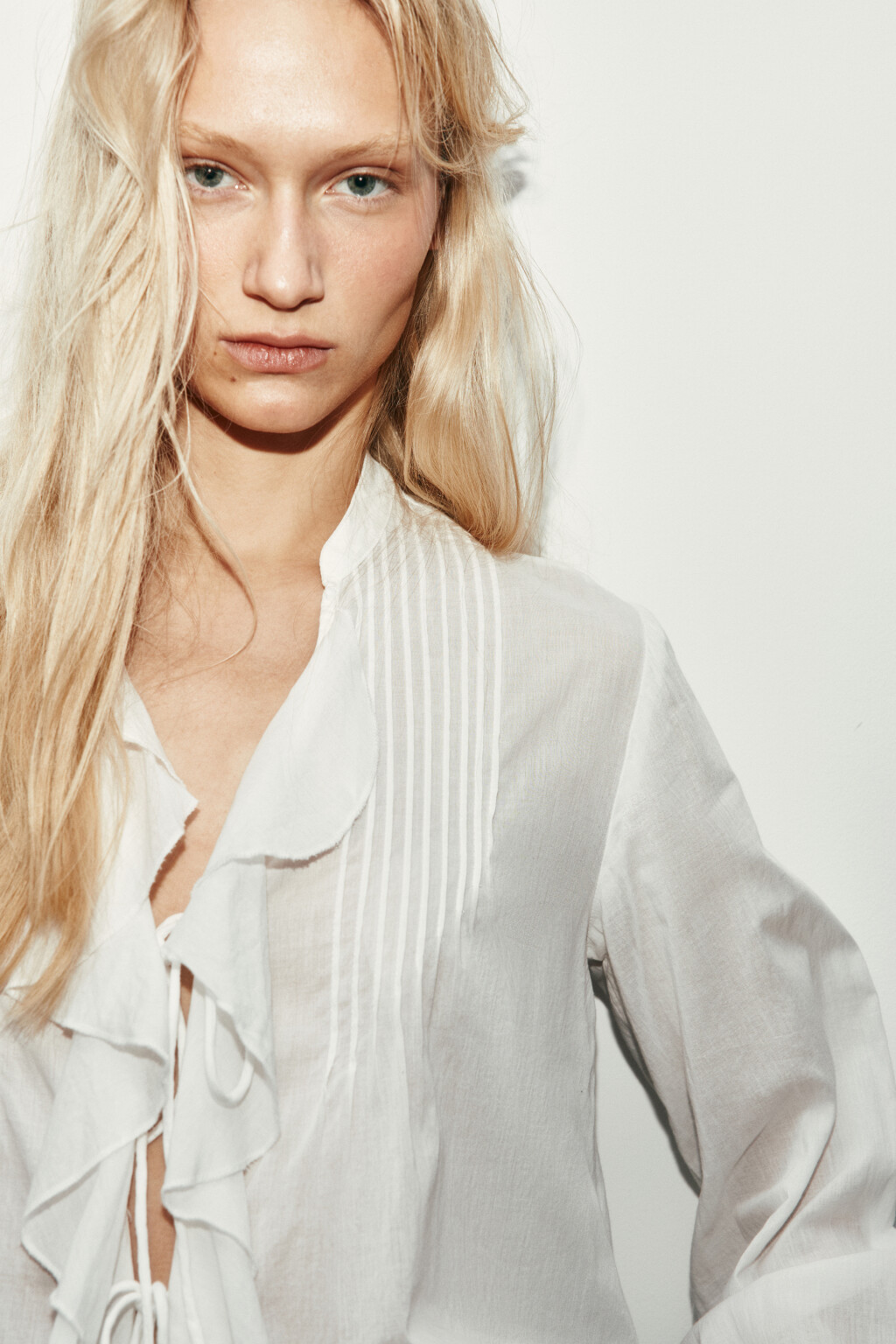 Блузка хлопковая на завязках с воланами - цвет белый - 8