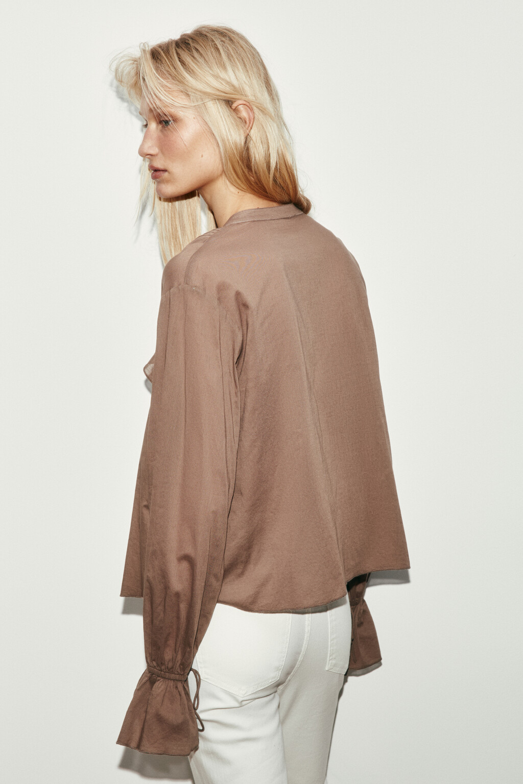 Блузка хлопковая на завязках с воланами - цвет коричневый - 4