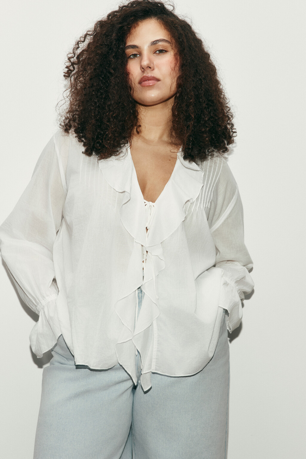 Блузка хлопковая на завязках с воланами - цвет белый - 1