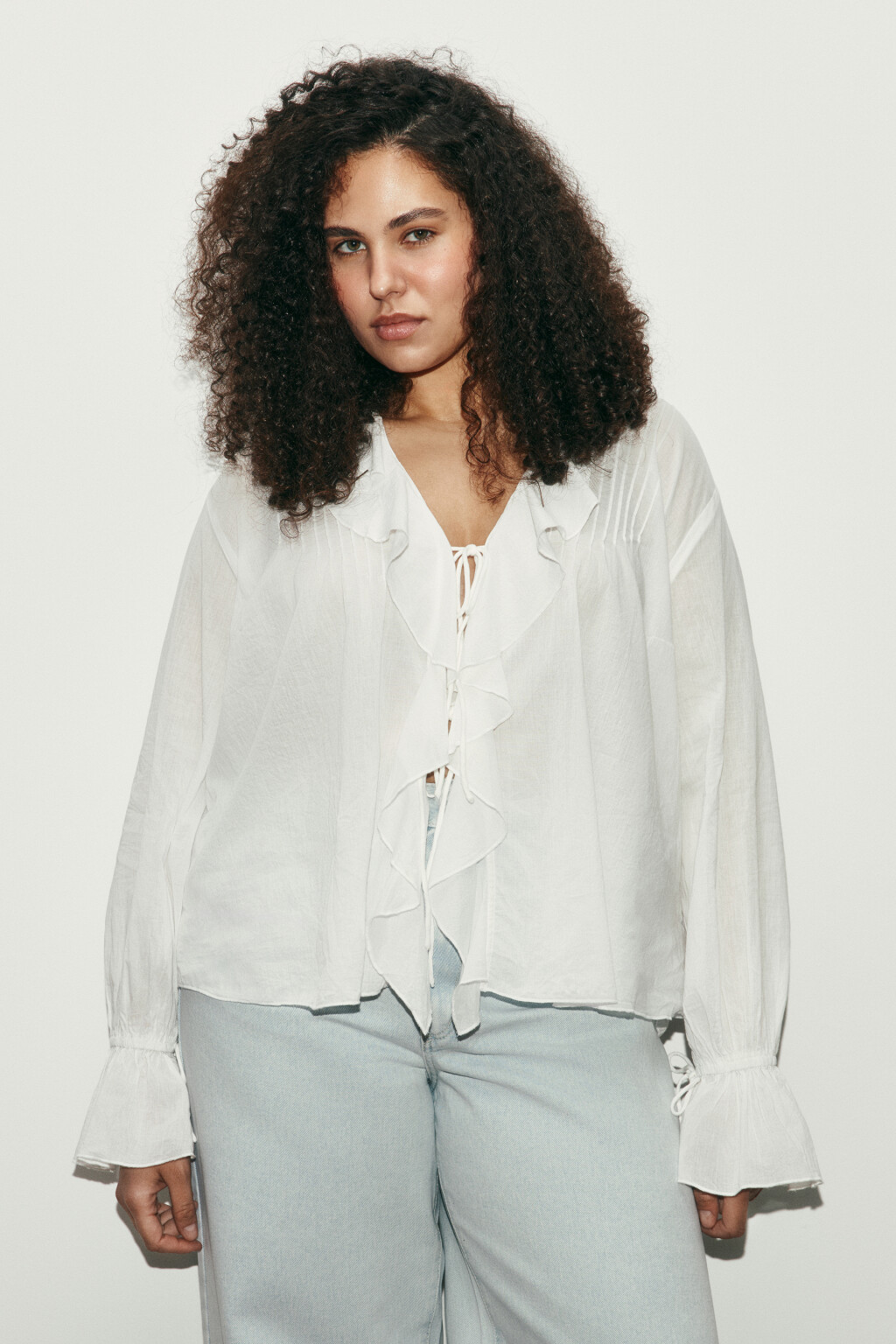 Блузка хлопковая на завязках с воланами - цвет белый - 2