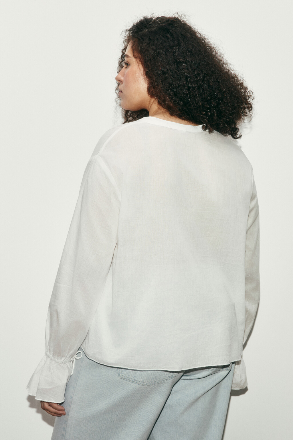 Блузка хлопковая на завязках с воланами - цвет белый - 3