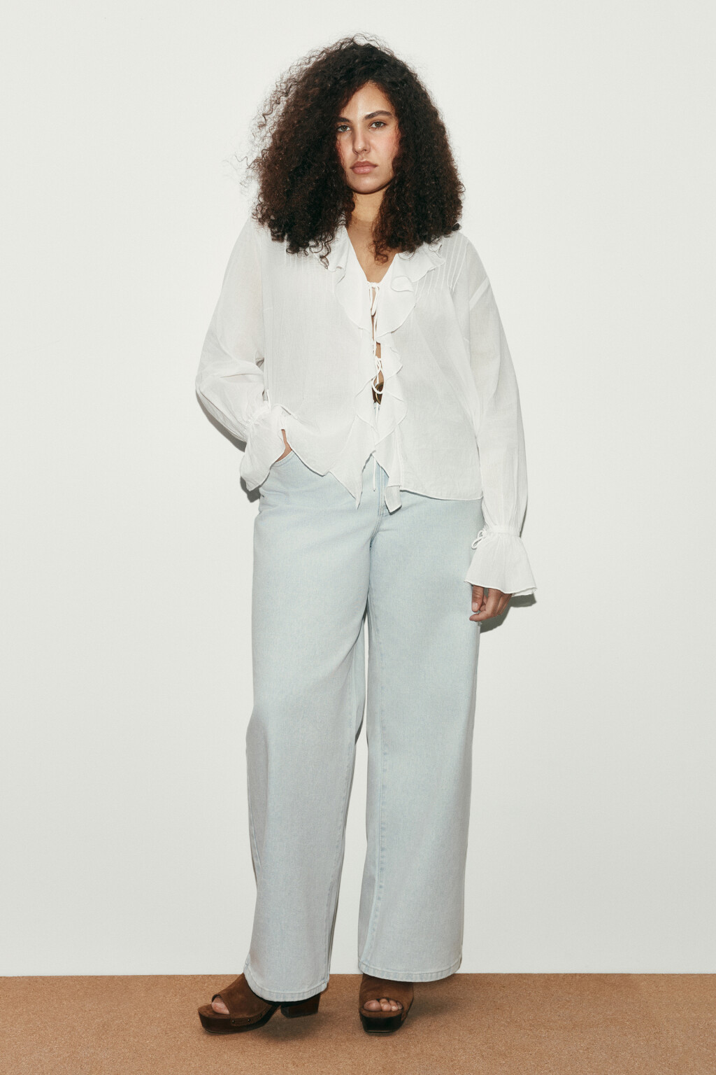 Блузка хлопковая на завязках с воланами - цвет белый - 4