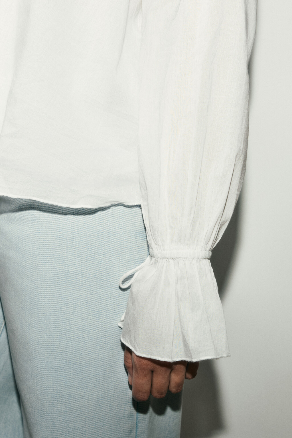 Блузка хлопковая на завязках с воланами - цвет белый - 6