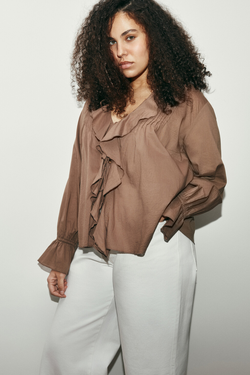 Блузка хлопковая на завязках с воланами - цвет коричневый - 1