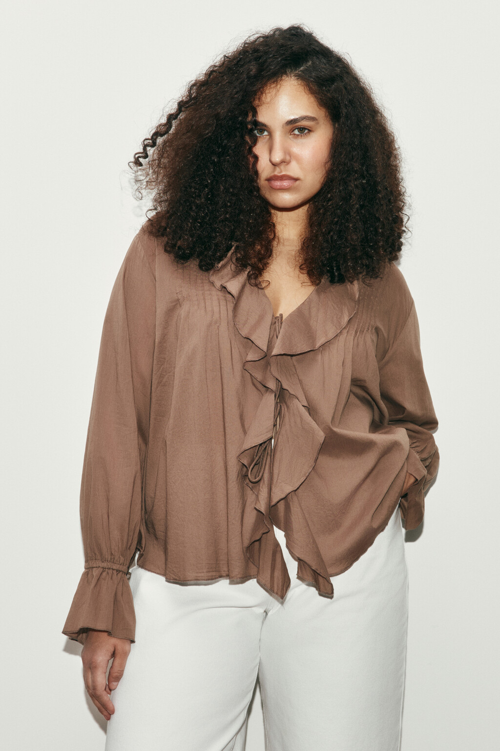 Блузка хлопковая на завязках с воланами - цвет коричневый - 2
