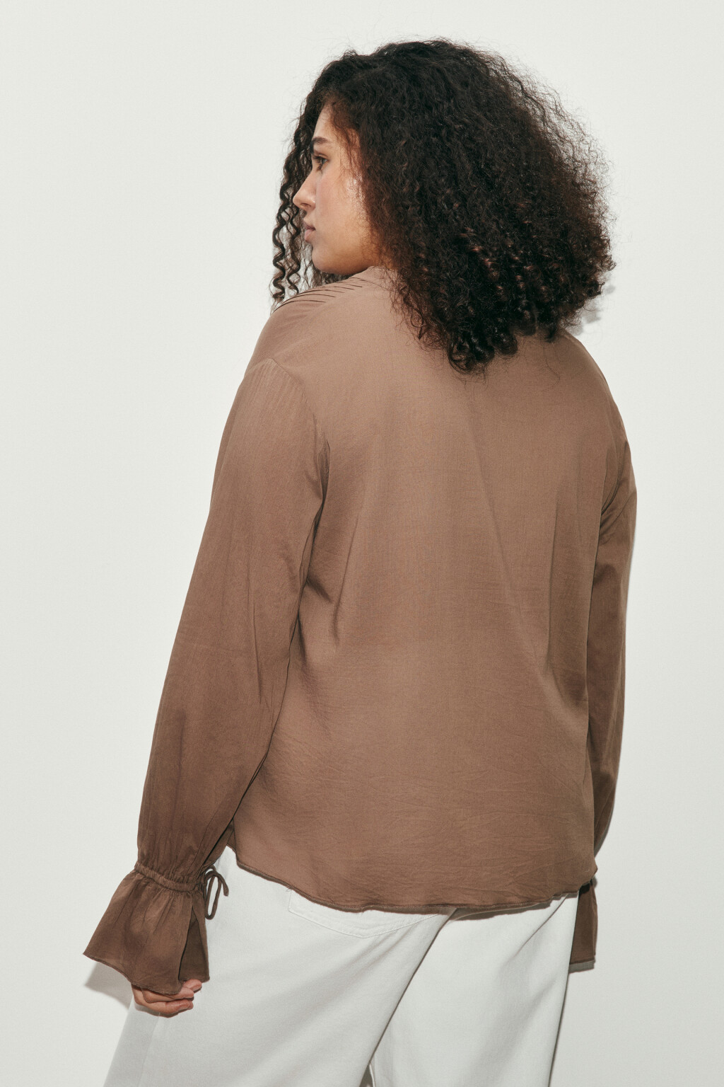 Блузка хлопковая на завязках с воланами - цвет коричневый - 3