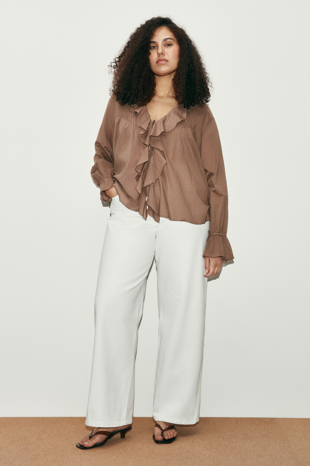 Блузка хлопковая на завязках с воланами - цвет коричневый - 4