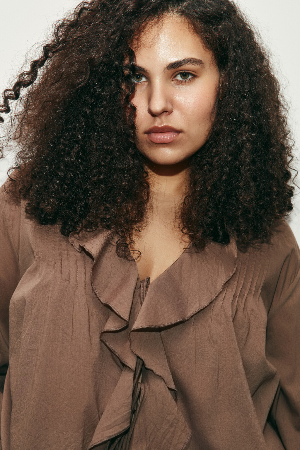 Блузка хлопковая на завязках с воланами - цвет коричневый - 5