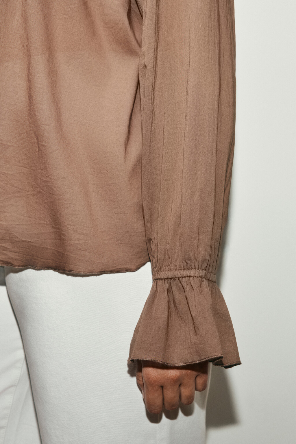 Блузка хлопковая на завязках с воланами - цвет коричневый - 6