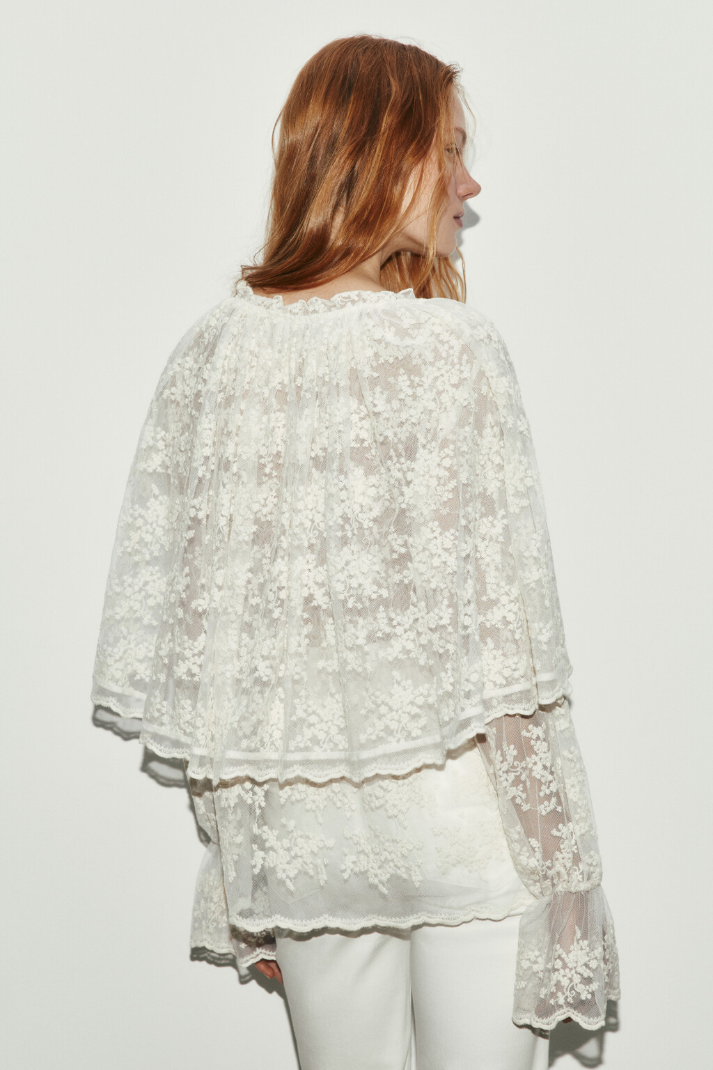Блузка ажурная с кейпом и оборками - цвет молочный - 3