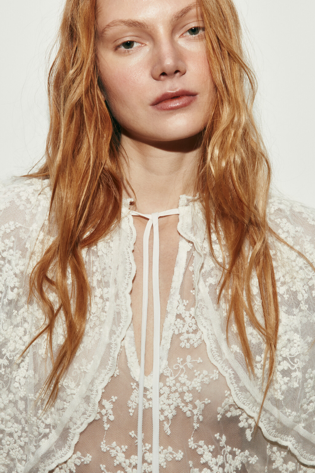 Блузка ажурная с кейпом и оборками - цвет молочный - 5