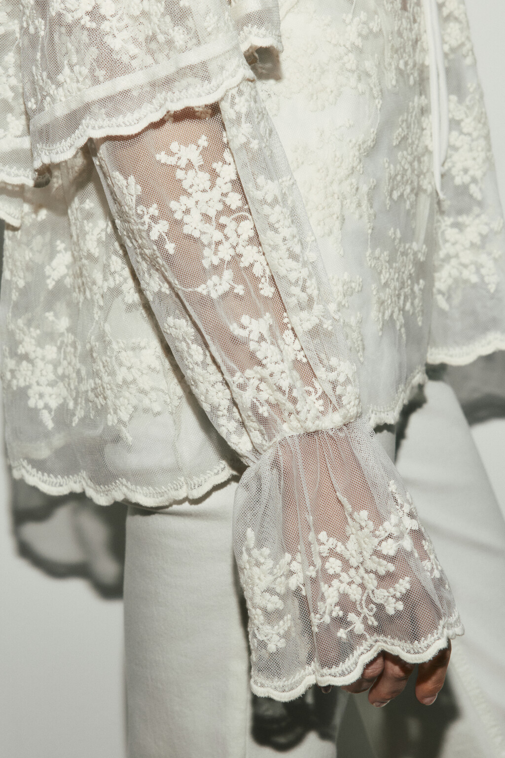 Блузка ажурная с кейпом и оборками - цвет молочный - 6
