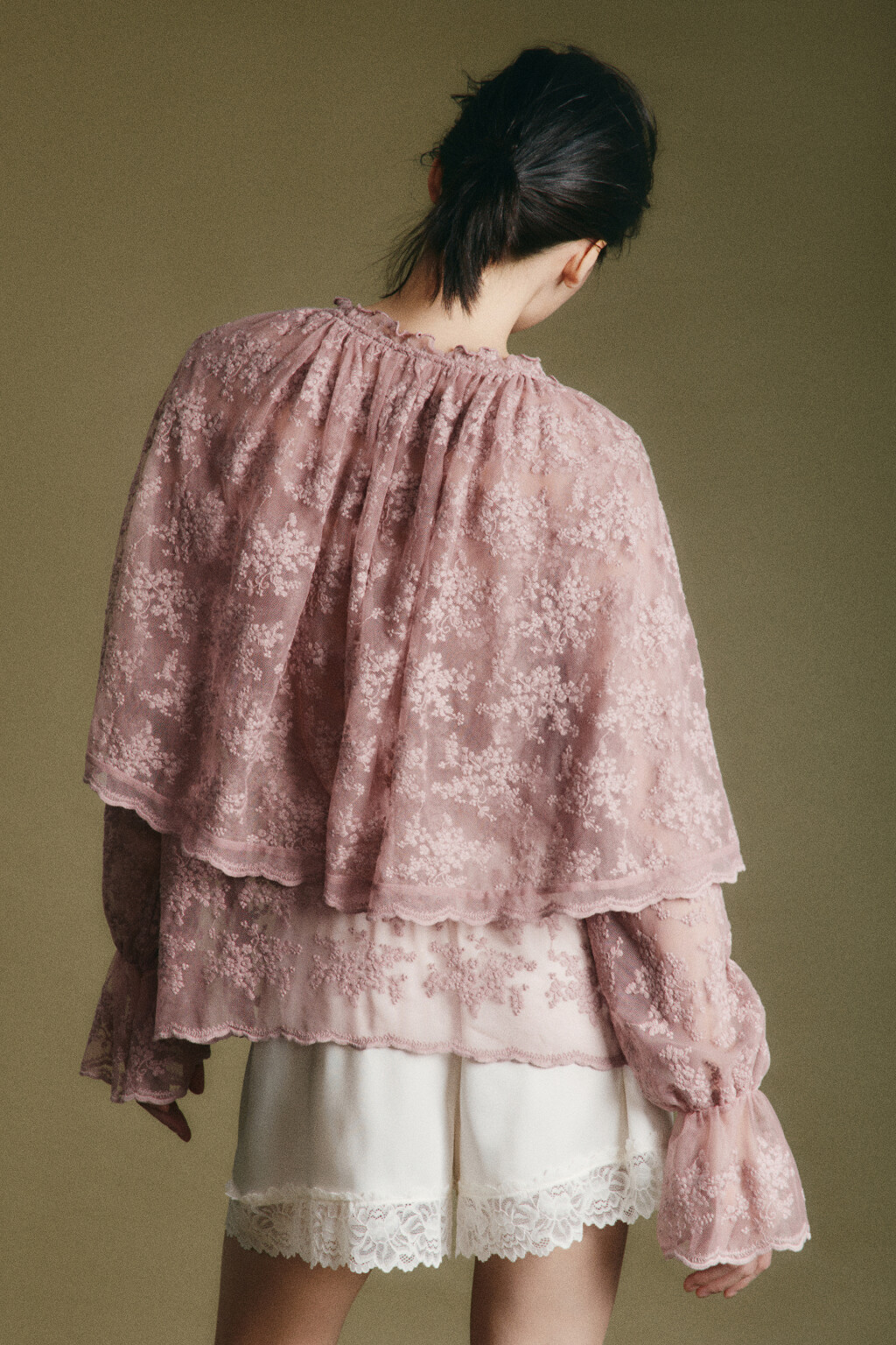 Блузка ажурная с кейпом и оборками - цвет розовый - 3