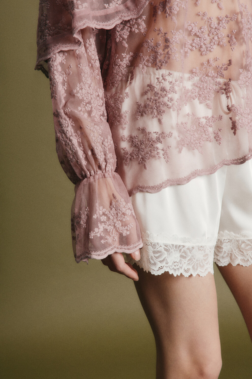 Блузка ажурная с кейпом и оборками - цвет розовый - 5