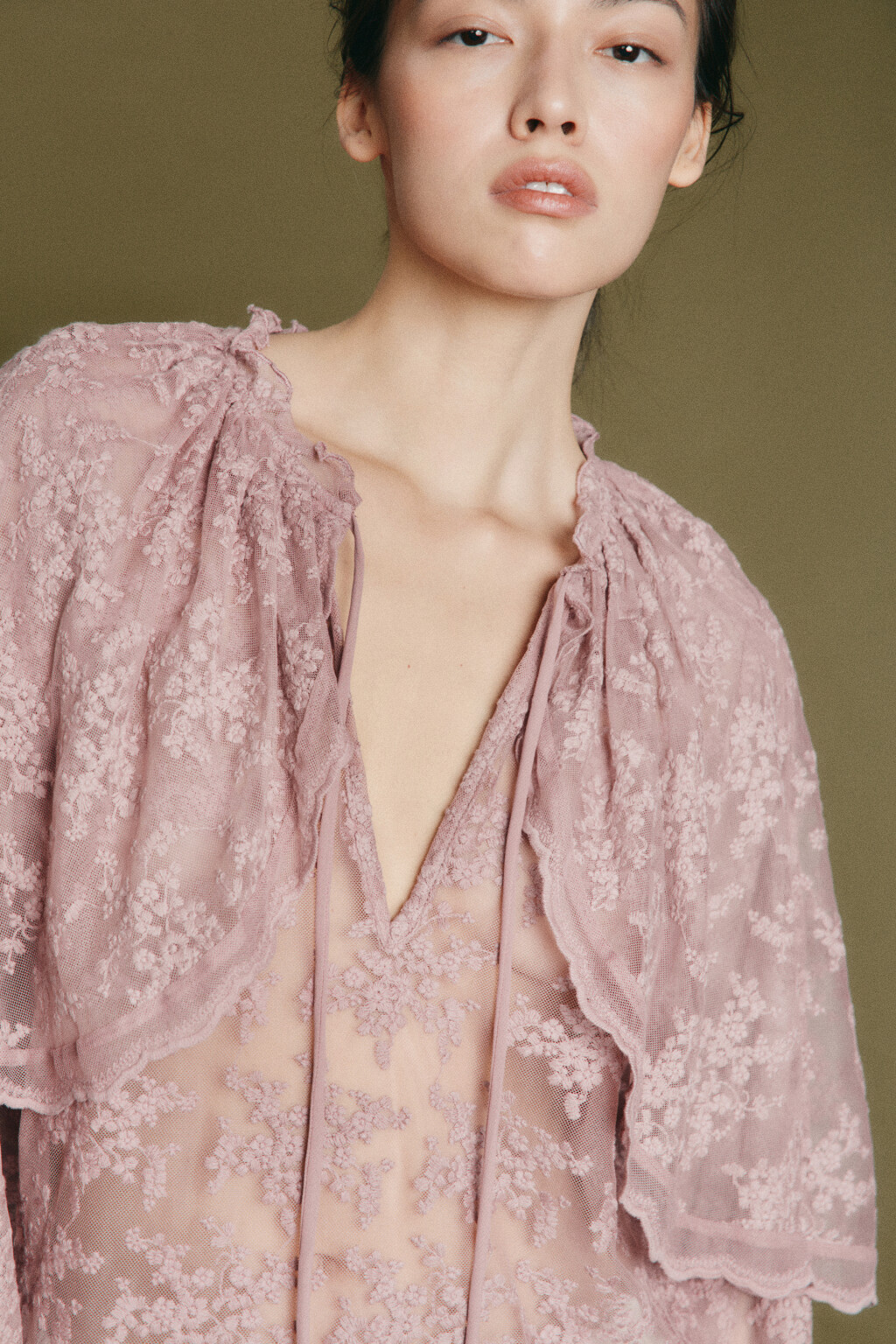 Блузка ажурная с кейпом и оборками - цвет розовый - 6