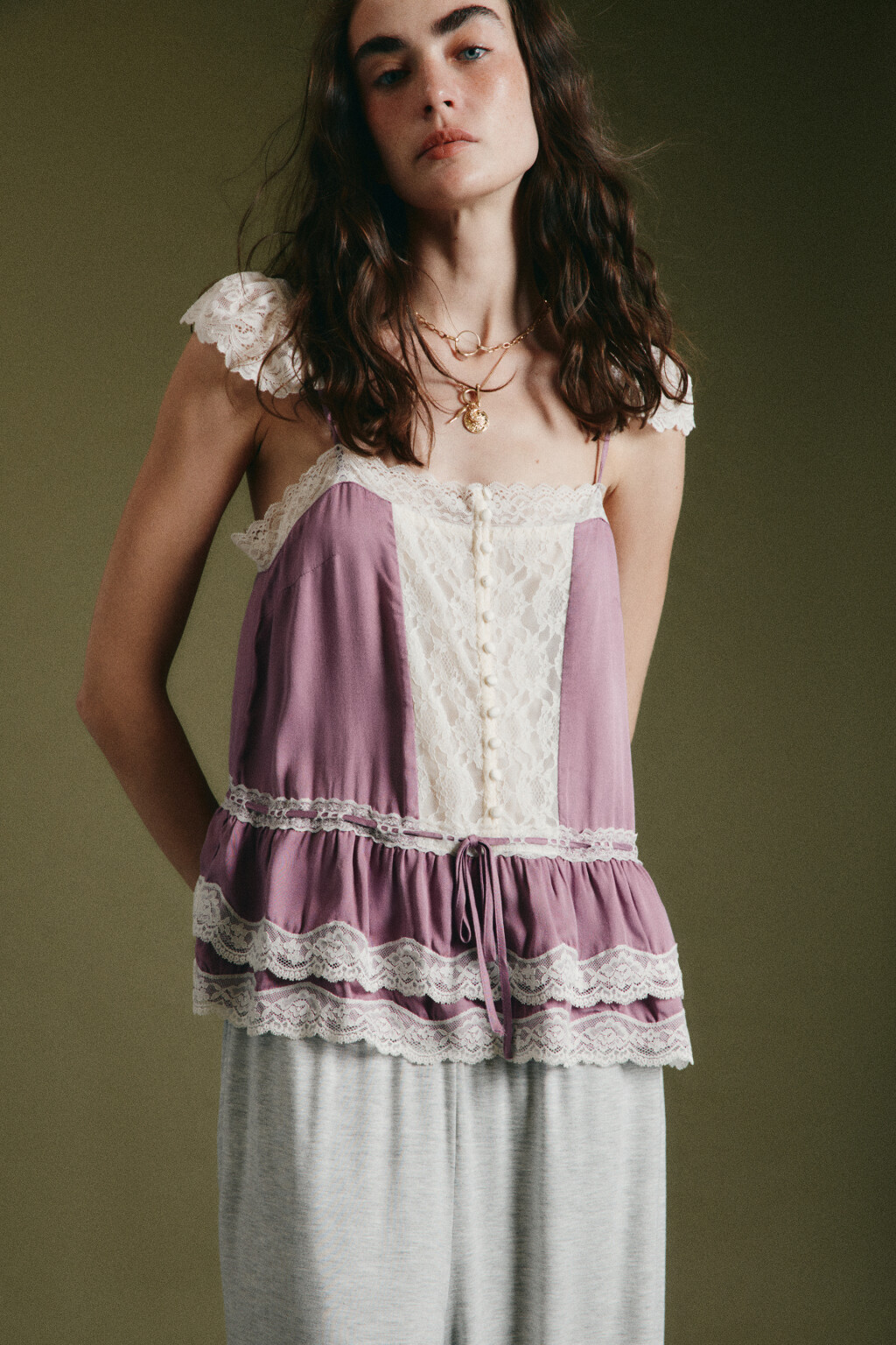 Блузка-топ атласная на бретелях с кружевом и баской - цвет сиреневый - 1