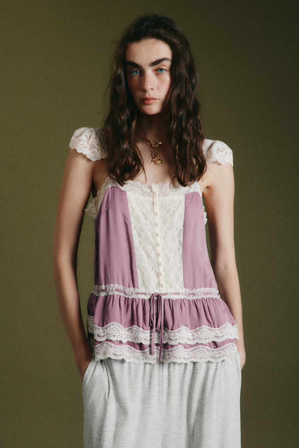 Блузка-топ атласная на бретелях с кружевом и баской - цвет сиреневый - 2