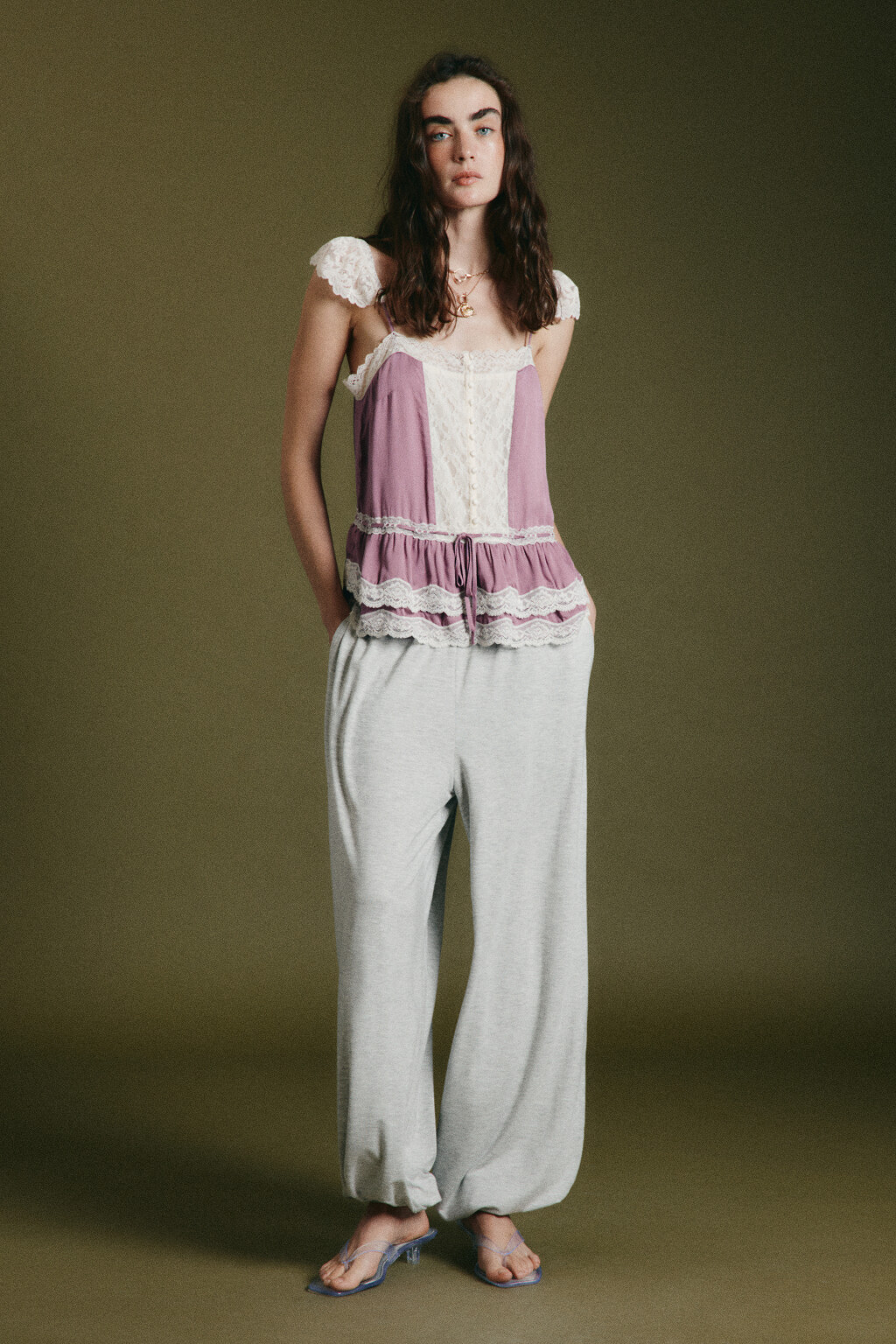 Блузка-топ атласная на бретелях с кружевом и баской - цвет сиреневый - 4