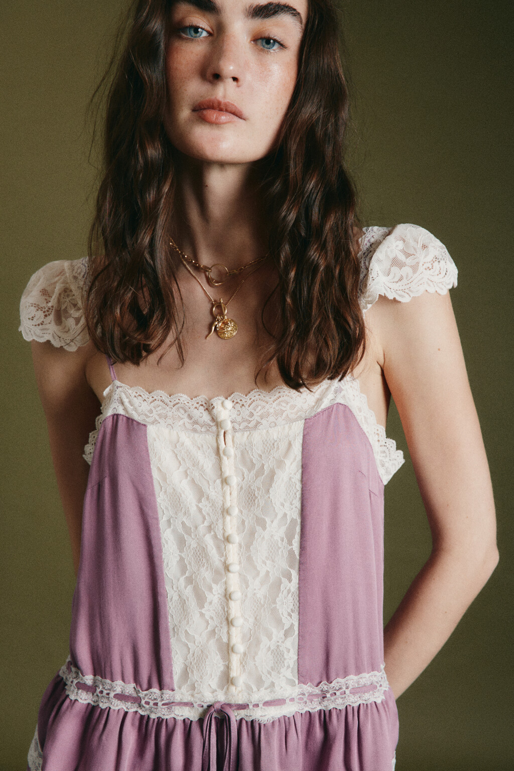 Блузка-топ атласная на бретелях с кружевом и баской - цвет сиреневый - 5