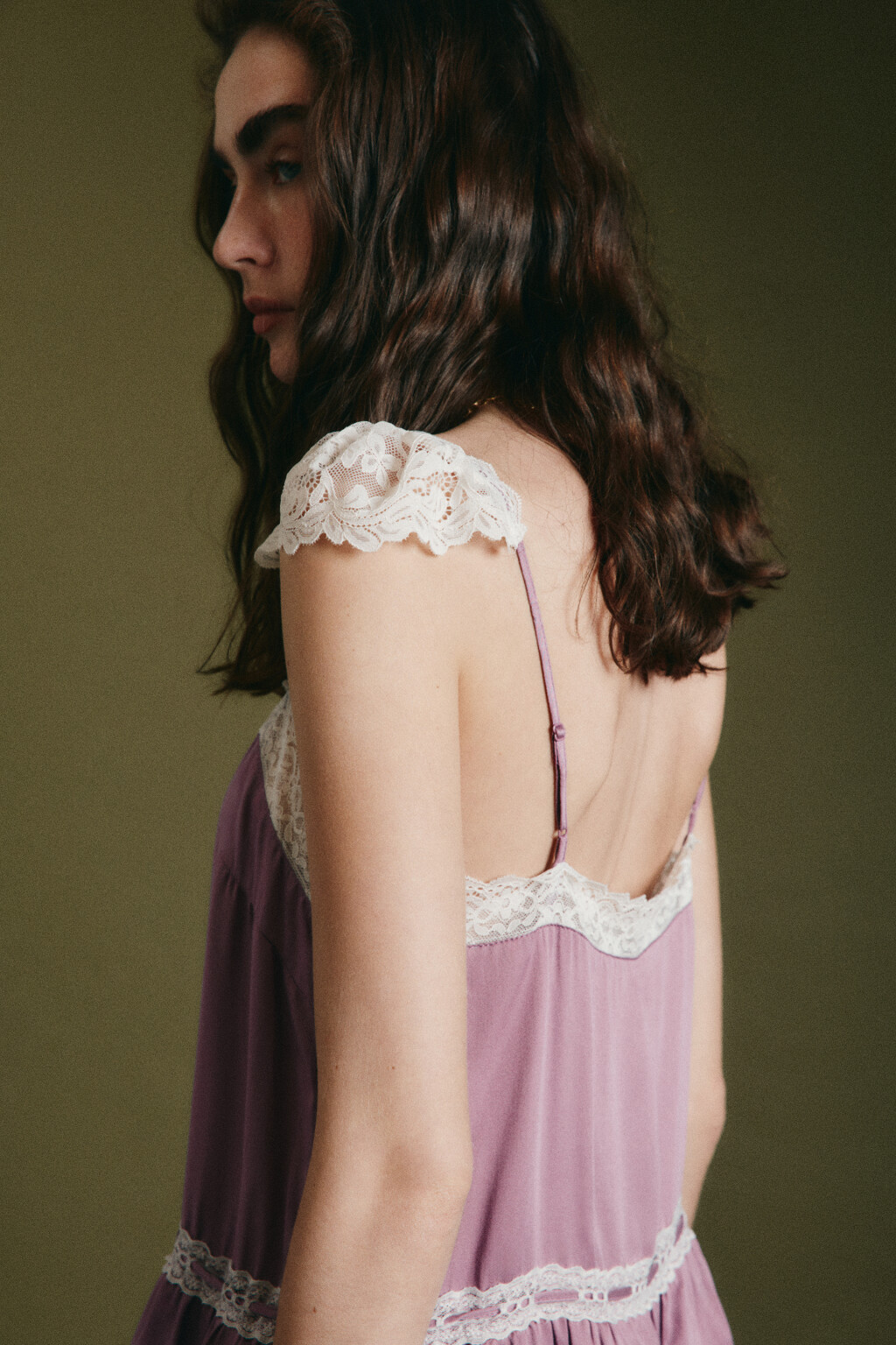 Блузка-топ атласная на бретелях с кружевом и баской - цвет сиреневый - 6