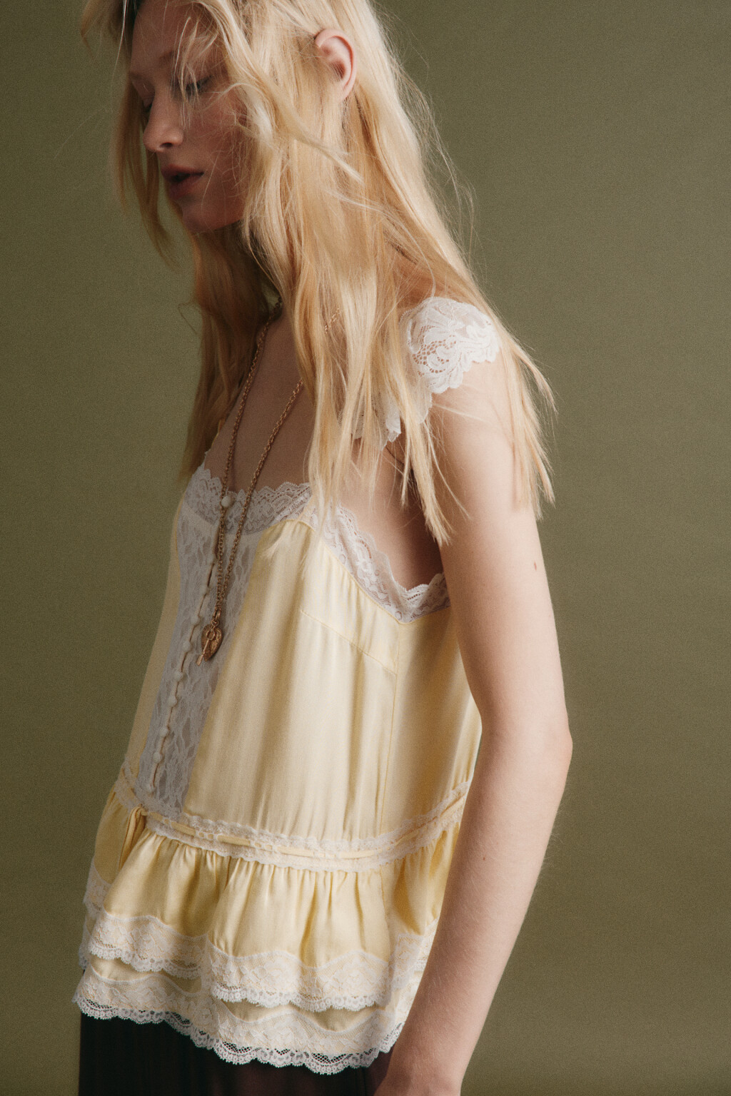 Блузка-топ атласная на бретелях с кружевом и баской - цвет желтый - 2