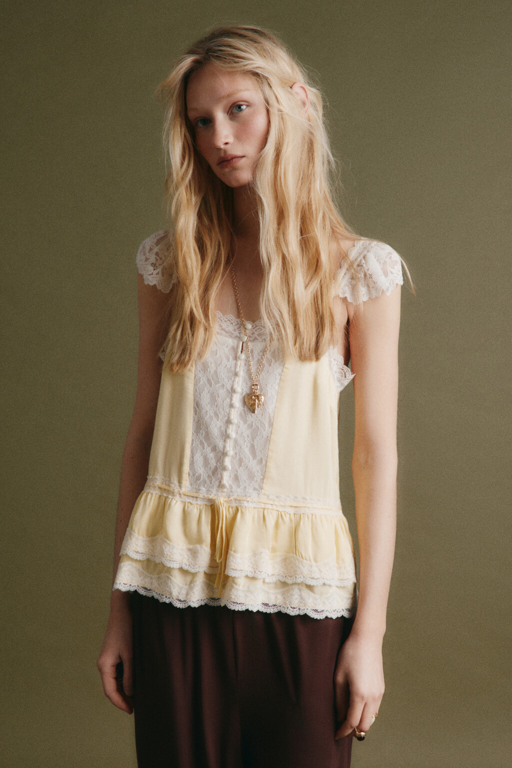 Блузка-топ атласная на бретелях с кружевом и баской - цвет желтый - 3