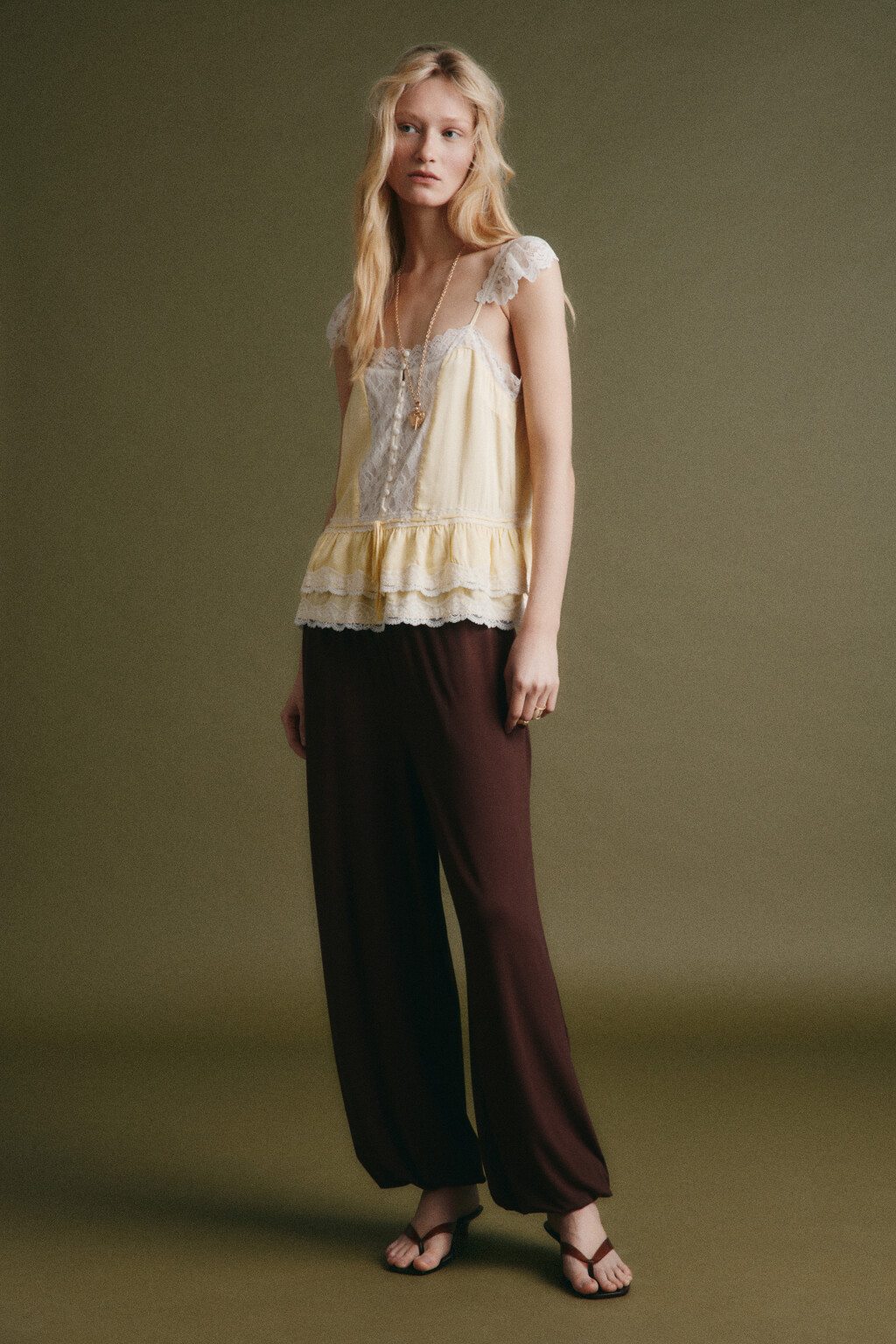 Блузка-топ атласная на бретелях с кружевом и баской - цвет желтый - 5