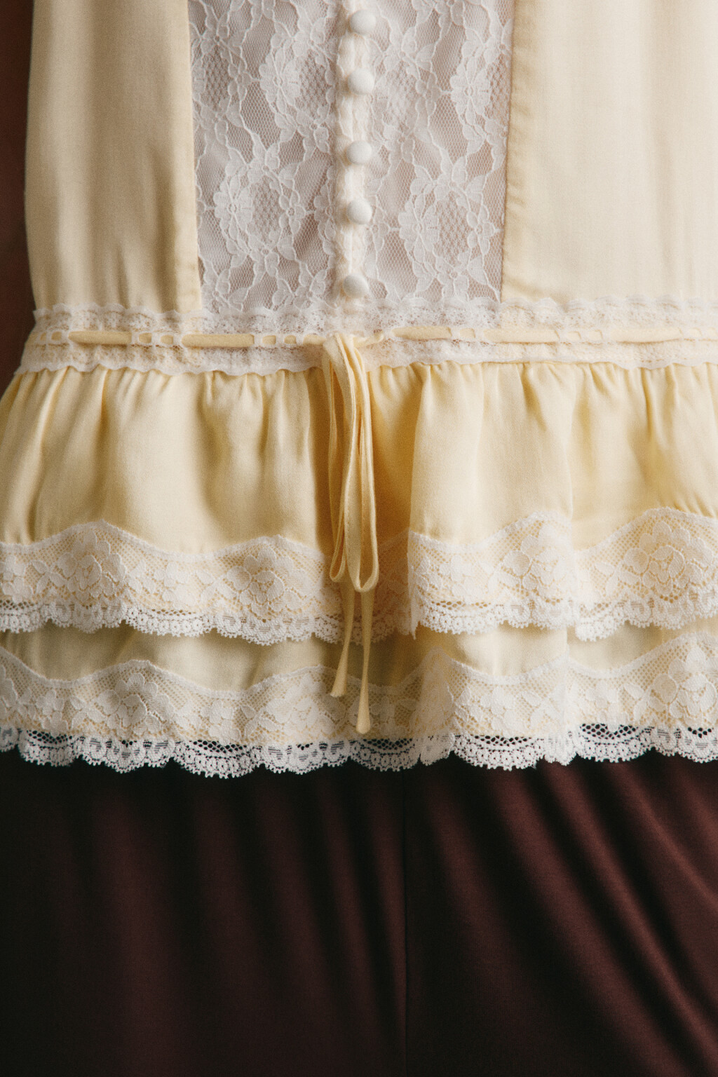 Блузка-топ атласная на бретелях с кружевом и баской - цвет желтый - 6