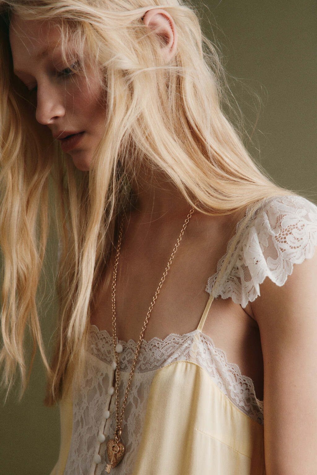 Блузка-топ атласная на бретелях с кружевом и баской - цвет желтый - 7