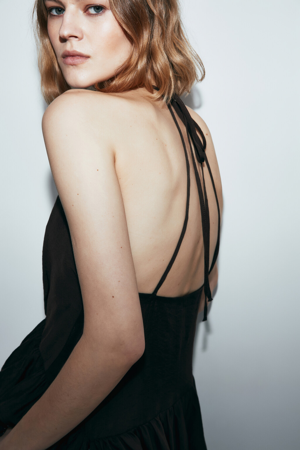 Блузка-топ вискозная с открытой спиной и баской - цвет коричневый - 6