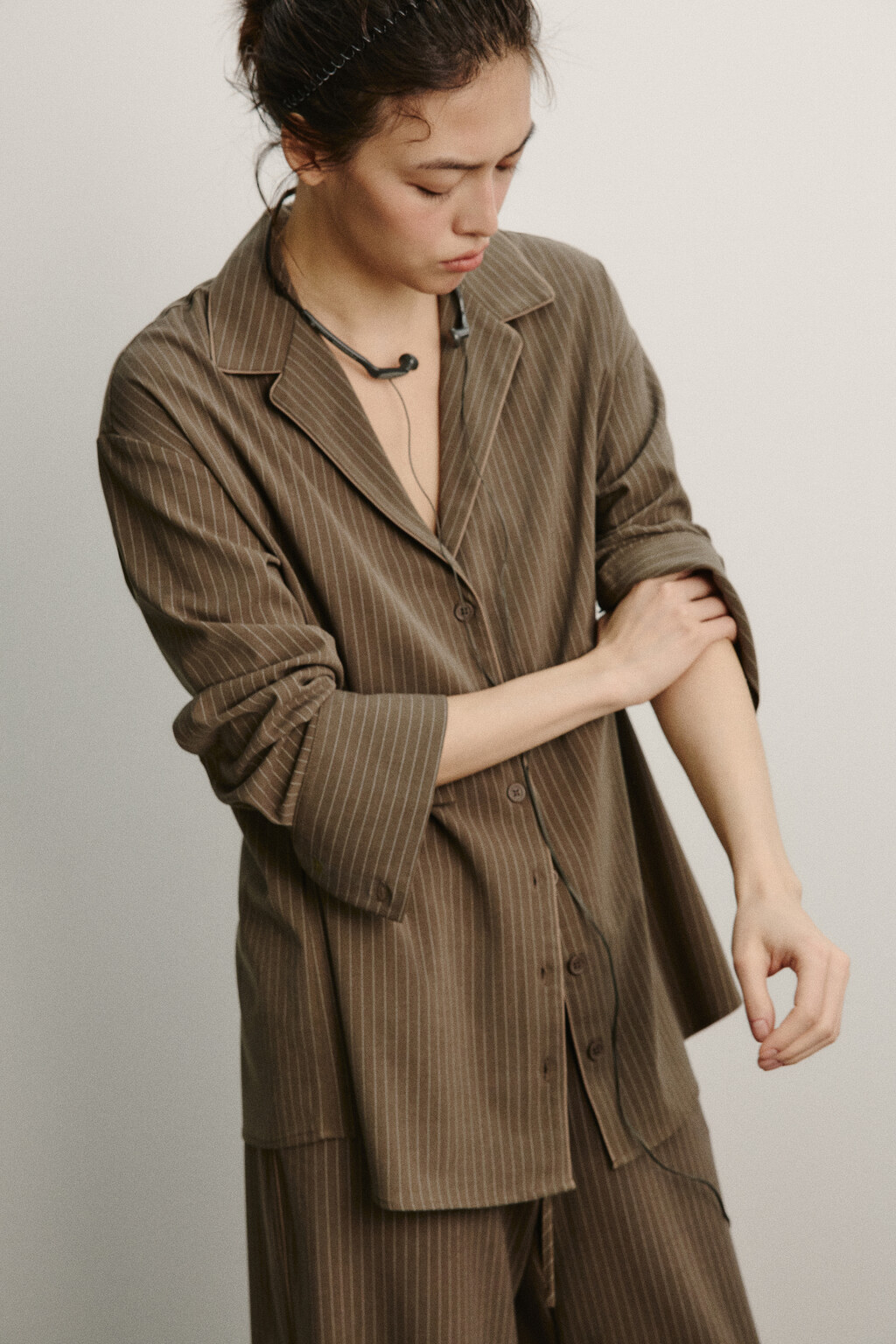 Рубашка с вискозой в тонкую полоску - цвет коричневый - 1