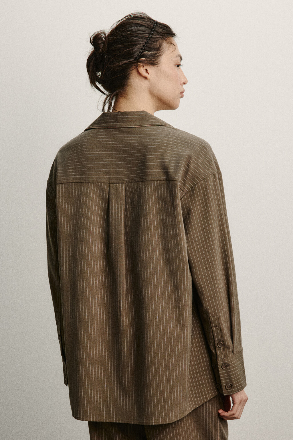 Рубашка с вискозой в тонкую полоску - цвет коричневый - 3
