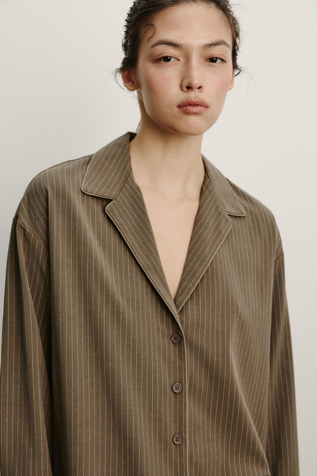 Рубашка с вискозой в тонкую полоску - цвет коричневый - 5