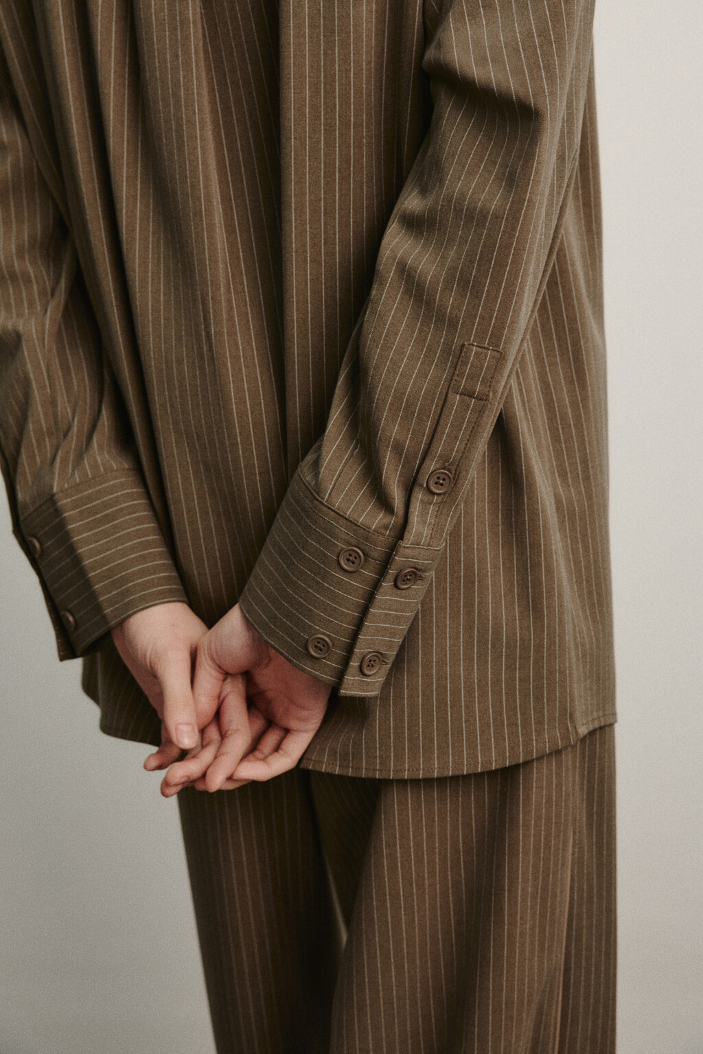 Рубашка с вискозой в тонкую полоску - цвет коричневый - 6