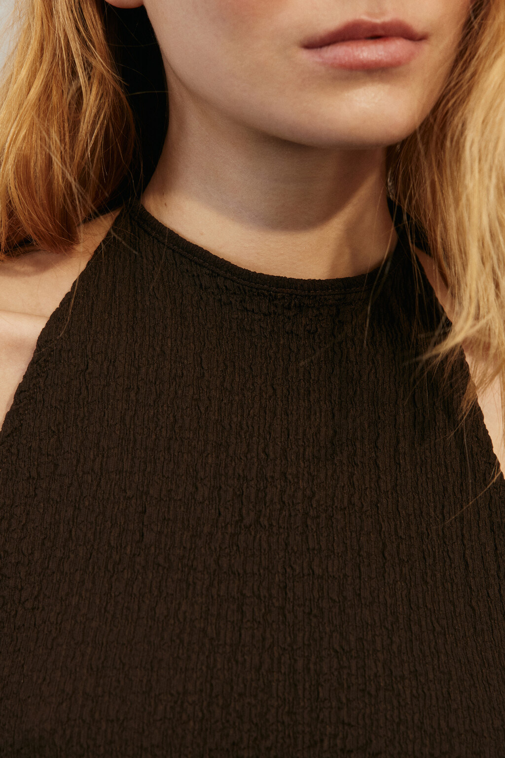 Топ-халтер на завязках с асимметричным низом - цвет коричневый - 5