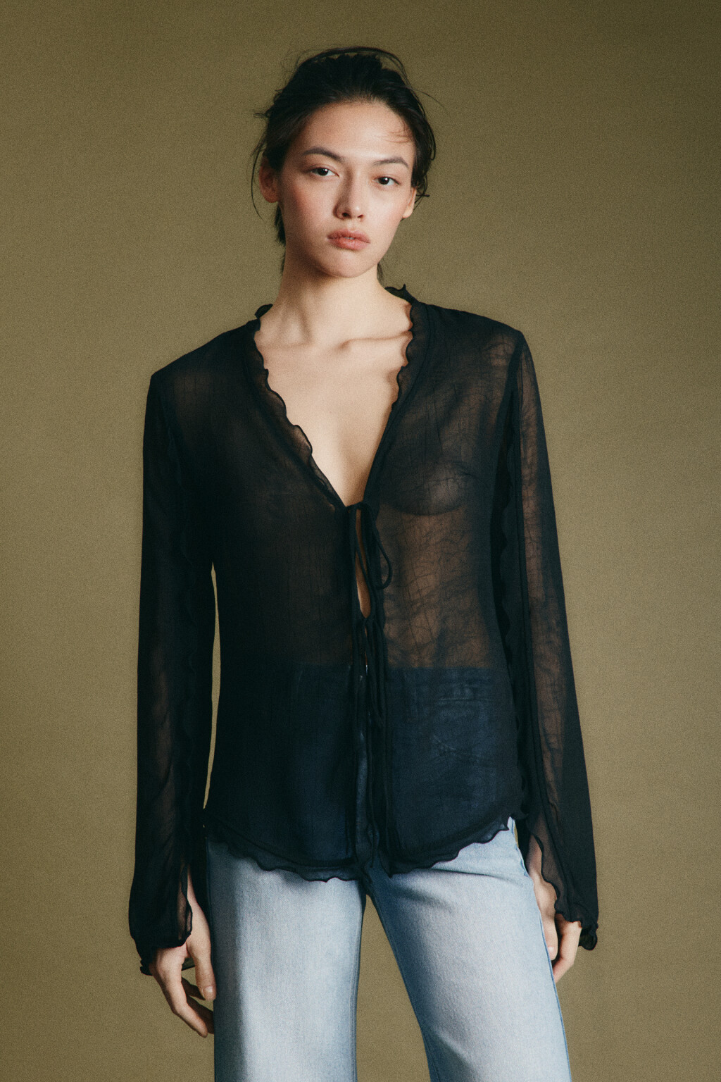 Блузка шифоновая полуприлегающая с волнистыми краями - цвет черный - 3