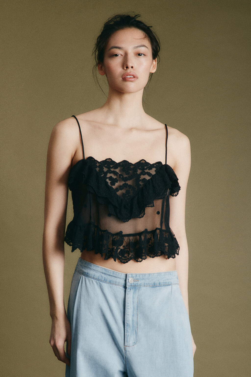 Майка-топ сетчатая кружевная с оборками - цвет черный - 2