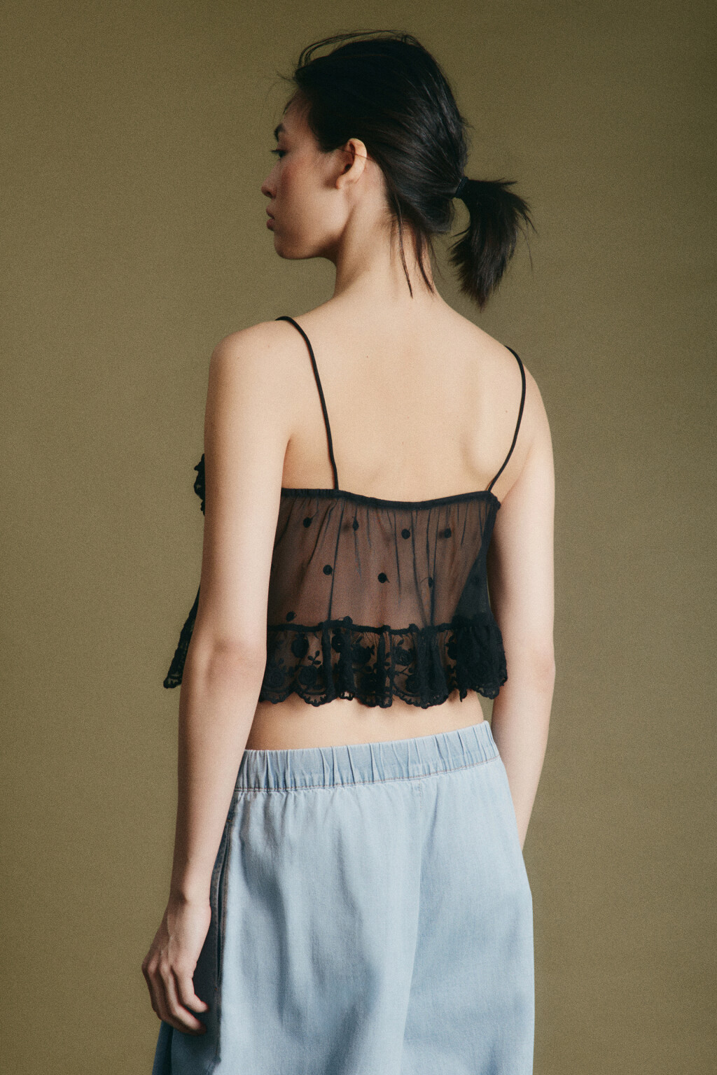 Майка-топ сетчатая кружевная с оборками - цвет черный - 3