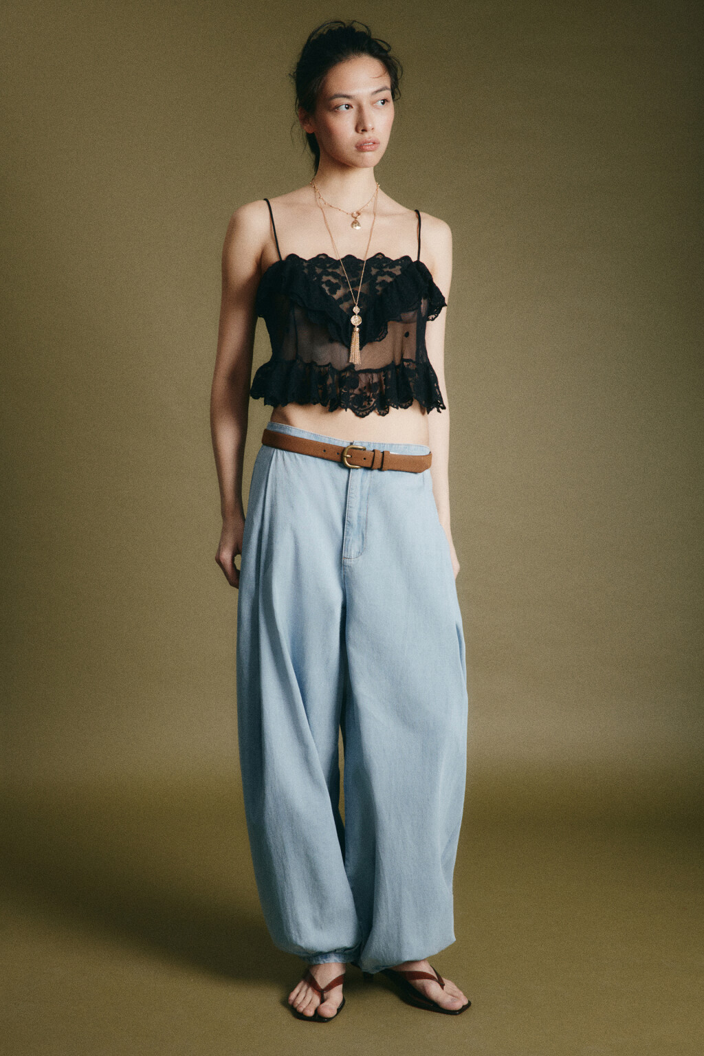 Майка-топ сетчатая кружевная с оборками - цвет черный - 4