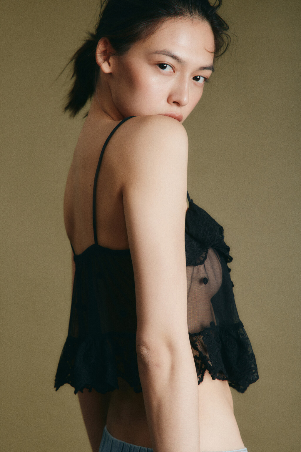 Майка-топ сетчатая кружевная с оборками - цвет черный - 6