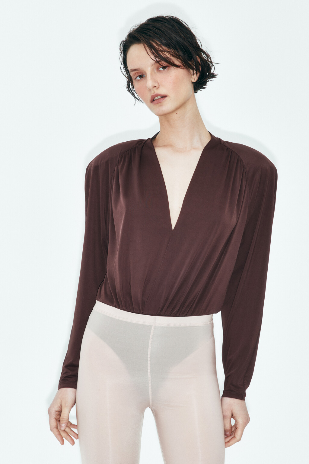 Блузка-боди с глубоким вырезом и драпировками - цвет коричневый - 2