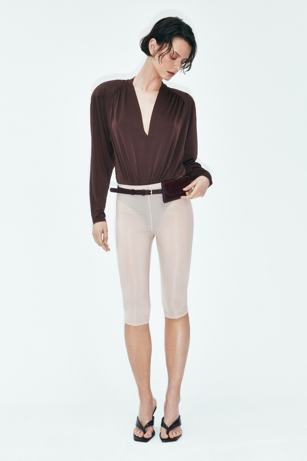 Блузка-боди с глубоким вырезом и драпировками - цвет коричневый - 4