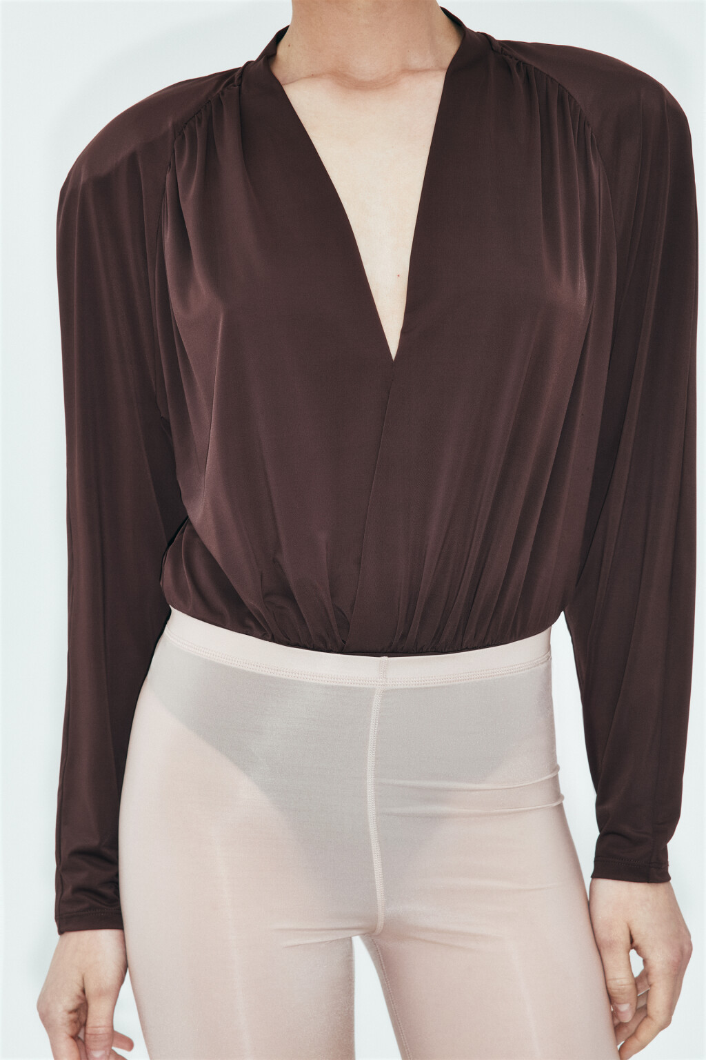 Блузка-боди с глубоким вырезом и драпировками - цвет коричневый - 5