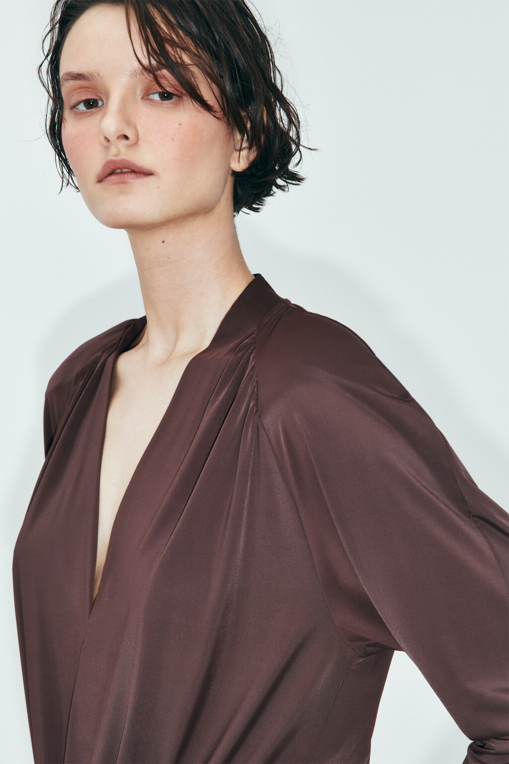 Блузка-боди с глубоким вырезом и драпировками - цвет коричневый - 6